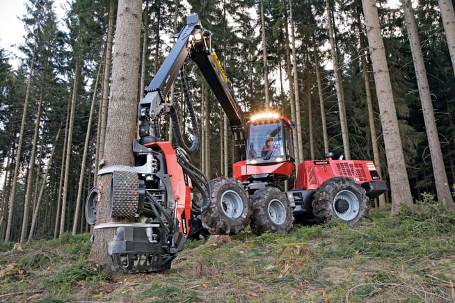 une machine forestière komatsu équipée de couronnes d'orientation Rollix