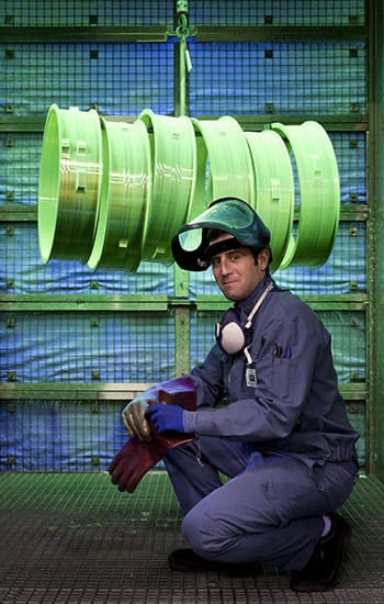 un technicien du service fast make et AOG, pose devant des couronnes rollix