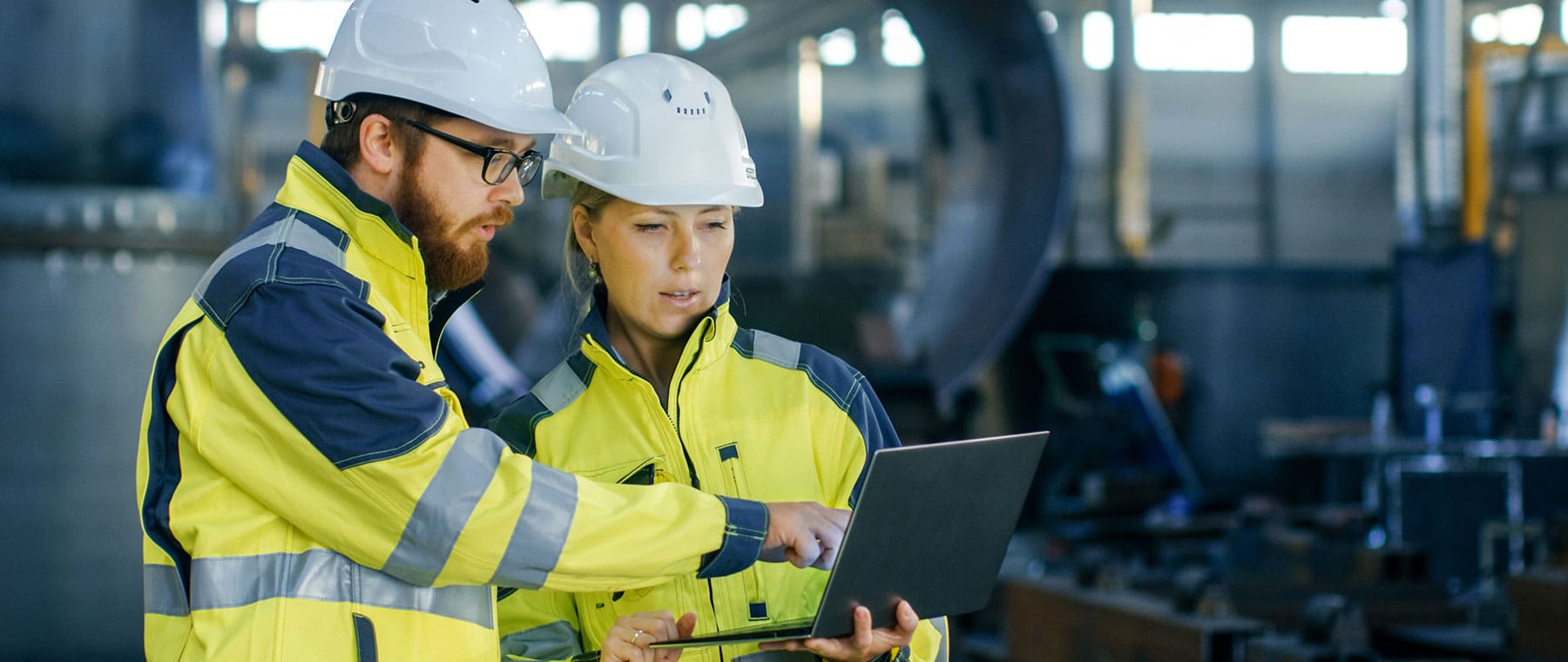 un homme et une femme de l'équipe de maintenance defontaine