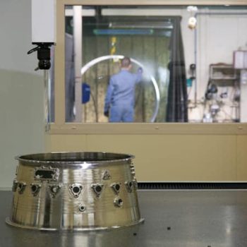 defontaine-group-industrie-aerospace-2 (1) employé defontaine travaillant sur une pièce à l'alliage pointu